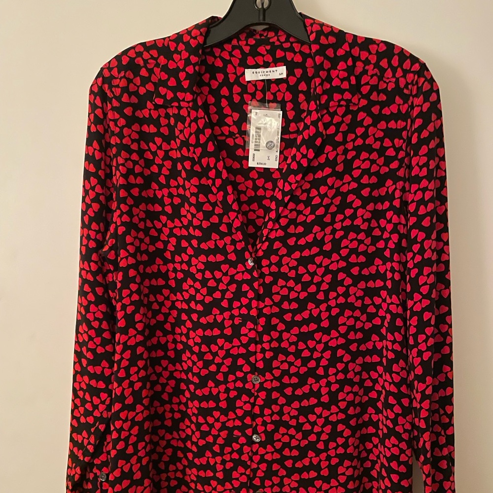 Valentine’s Day! 100% silk Equipment blouse in Sz S red hearts on black NWT